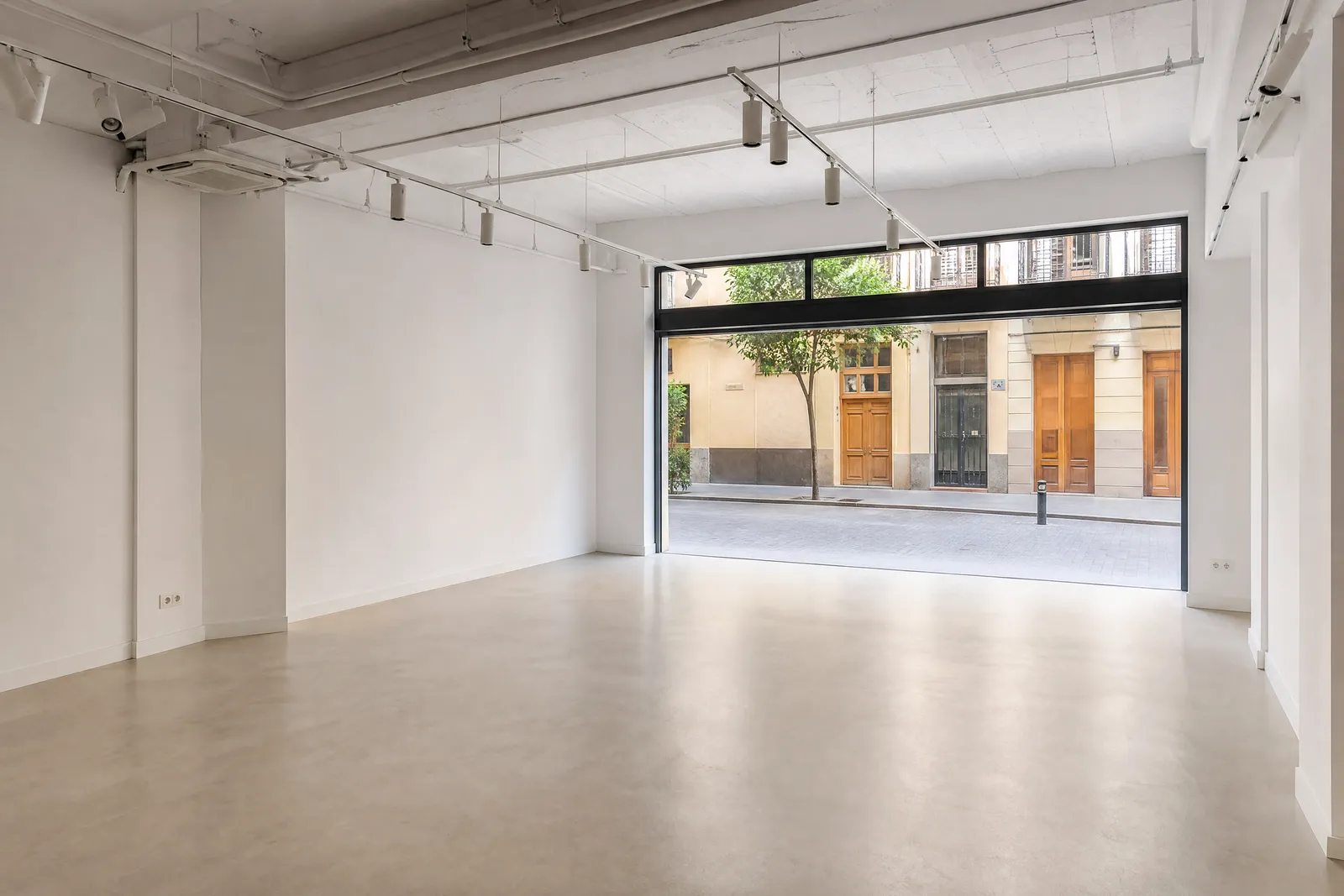 Local comercial recién reformado en Valencia, listo para abrir