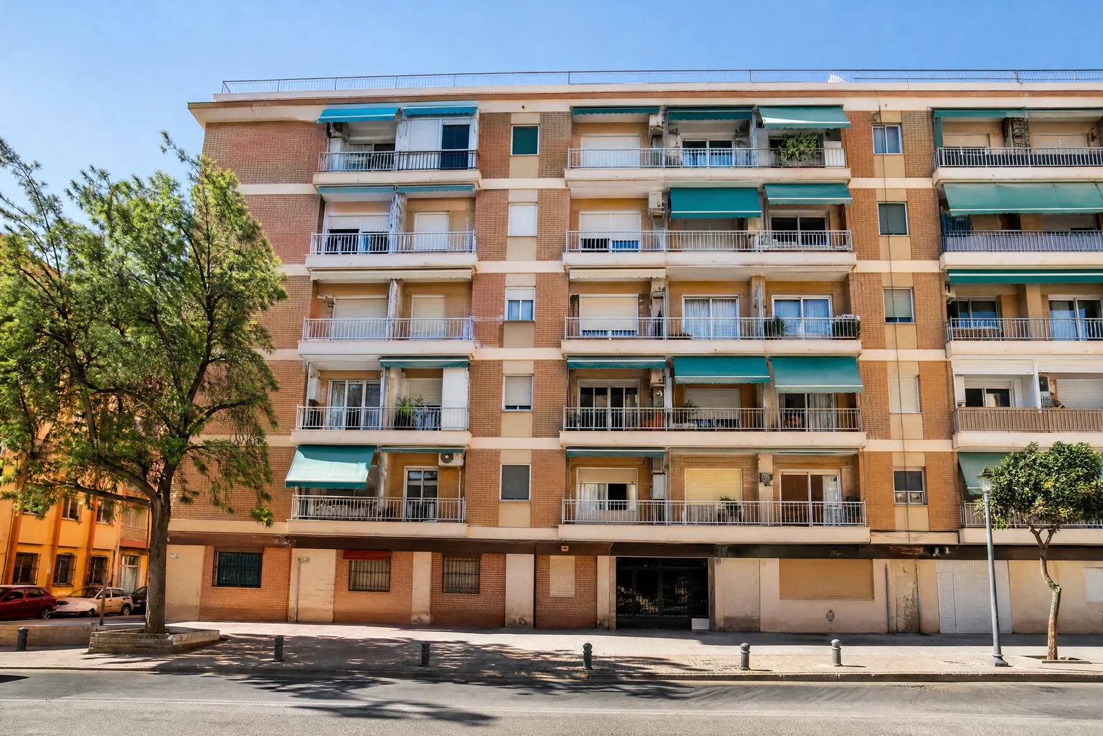 Bloque de viviendas de los años setenta en Valencia